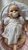 Reborn Puppe mit rosa Wiege und Kleidung gebrauchter Zustand