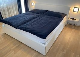 Schönes Doppelbett 180 x 200 cm Weiss