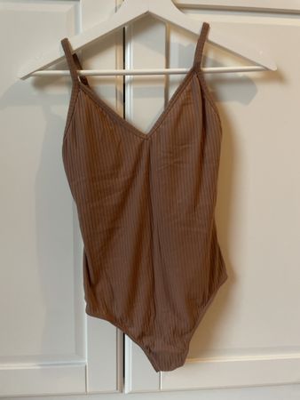 H&M Body in Grösse S/M, mit V-Ausschnitt
