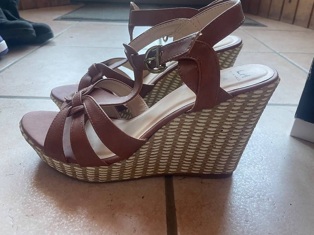 Damenschuhe: Sandales brunes avec semelles compensées taille 41 – Neu und originalverpackt aus Orny von man_r5s9 1
