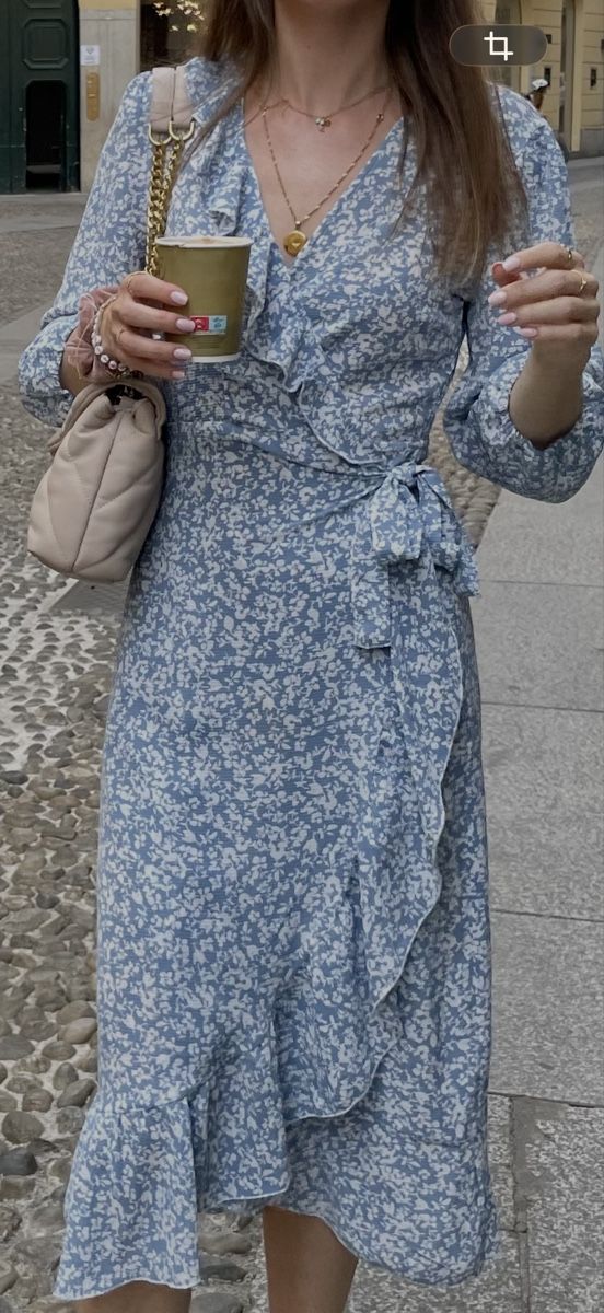 Only Kleider: Wickelkleid ONLY hellblau geblümt Grösse 34 – Gebraucht aus Zürich von FionaLuzia