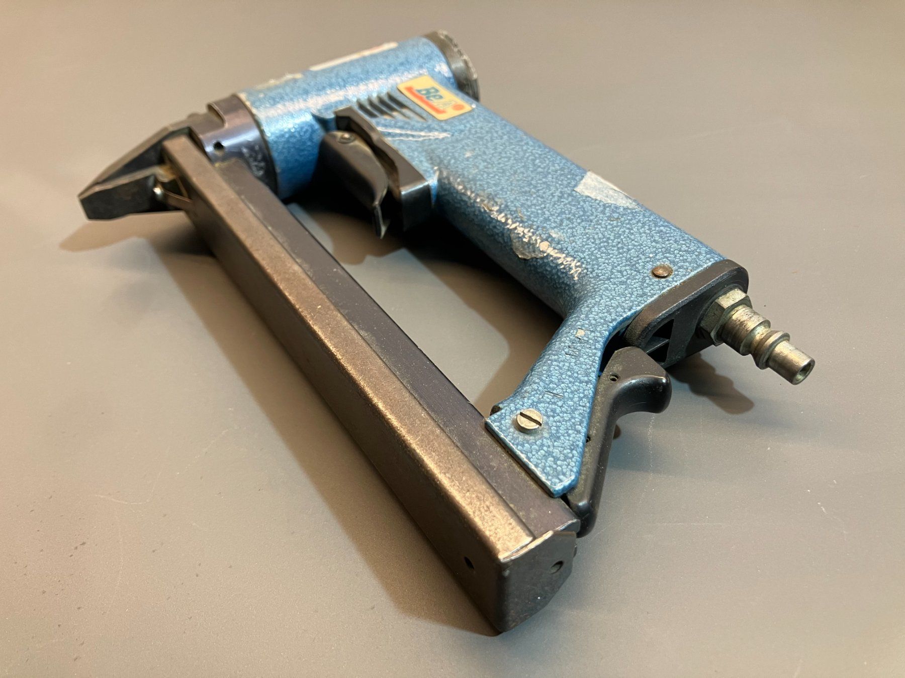 Tutti gli attrezzi: Pneumat Polstertacker Be A - 71er Serie ab 1.- – Usato da Lichtensteig venduto da Buy24International 1