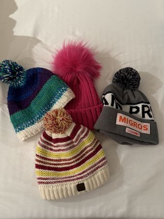 Mützen Set 4 Stk. Wintermützen mit Bommel Einheitsgrössen