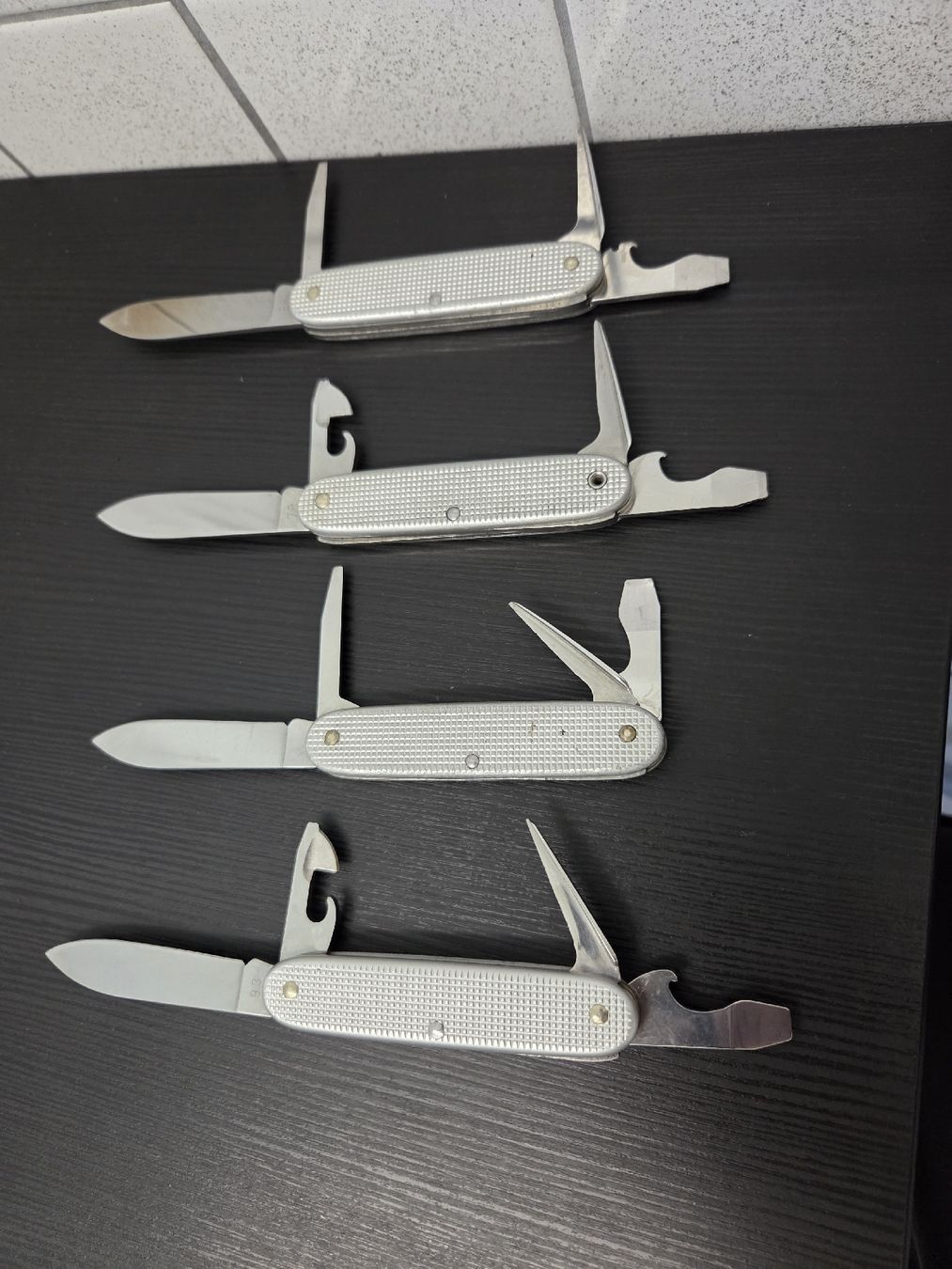 Victorinox Coltelli tascabile: 4x Militärsackmesser Alox – Usato da Dietikon venduto da Allegra34 5