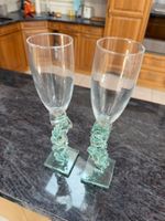 2 signierte Champagnergläser aus Künstlerglas - P. Jacob