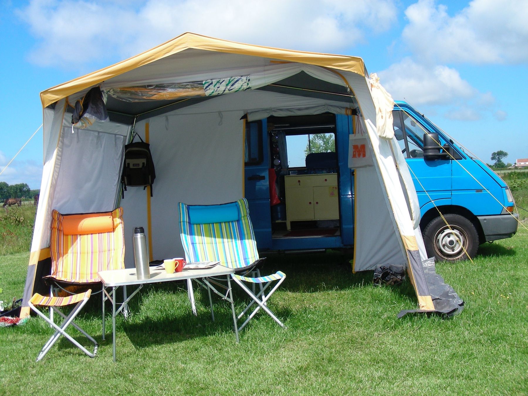 Renault Autos: Renault Trafic Camper-Bus, selbst ausgebaut. – Gebraucht aus Oberwil b. Büren von Kers 1