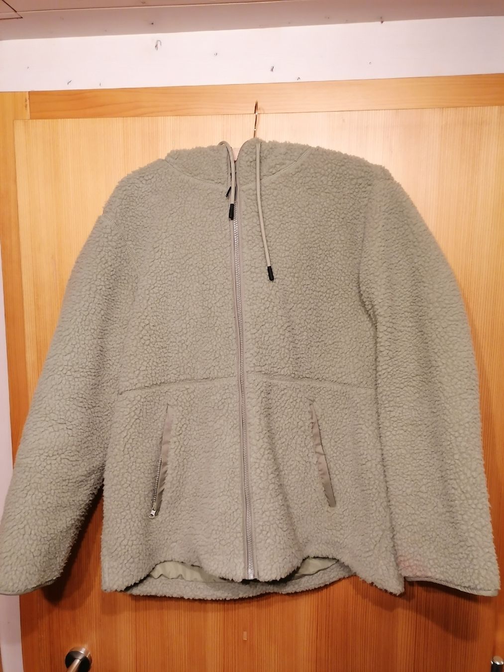 H&M Giacche: H&M Teddyjacke mit Kapuze – Usato da Leuk-Stadt venduto da See_Lin