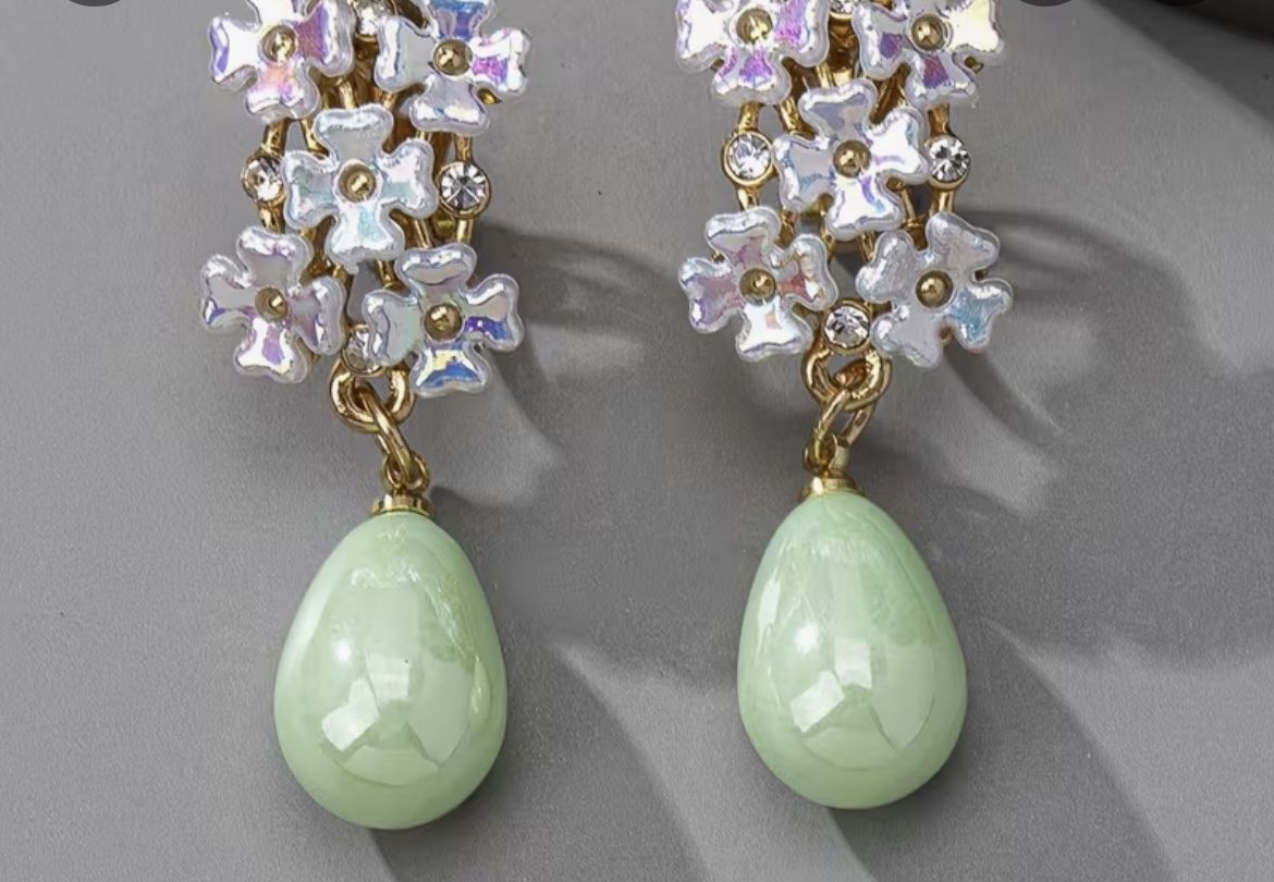 Boucles d'oreille: Lindgrüne Ohrringe mit glitzernden Blumen – Neuf avec emballage d'origine à Saanen par SoniaMichaela