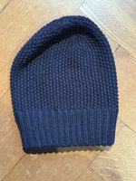 Warme, dunkelblaue Strickmuetze fuer den Winter ❄️