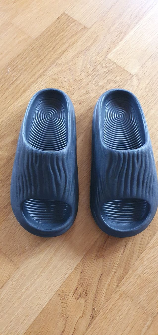 Scarpe da donna: Schwarze Badeschlappen Damenschuhe Gr. 37 – Nuovo (secondo la descrizione) da Islisberg venduto da Moonlight98