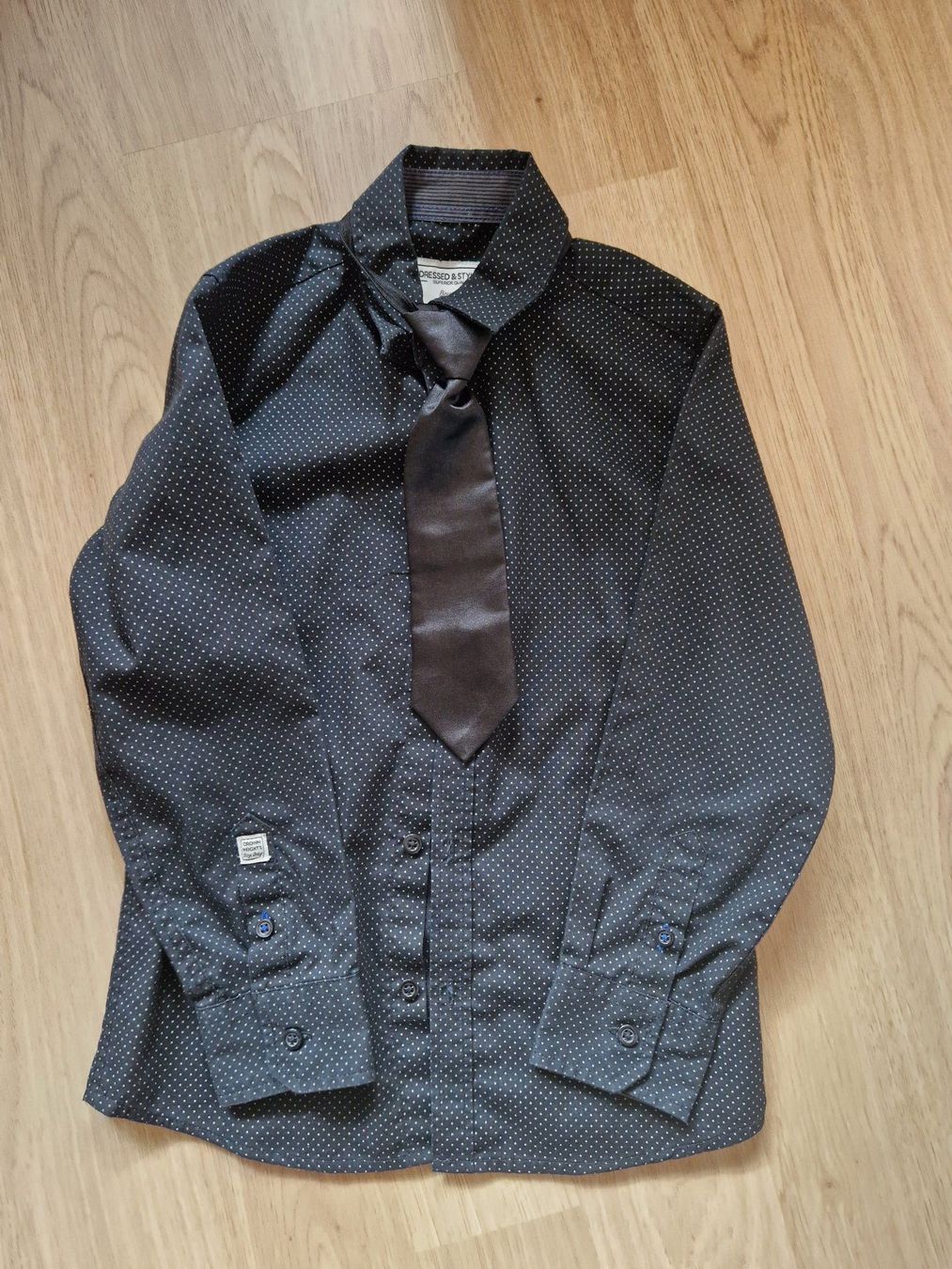 C&A Camicie, T-shirt & Polo: Hemd lang schwarz getupft mit Krawatte 116 – Usato da Giswil venduto da monimaus08