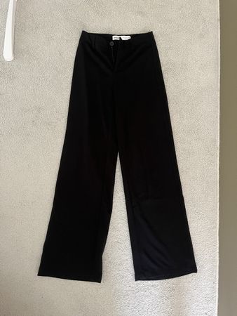 Schwarze Stoffhose / Anzugshose von Bershka Grösse 36