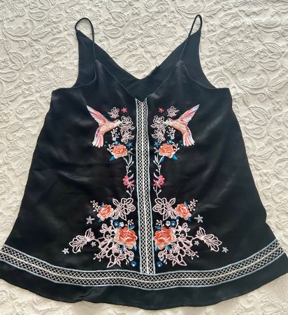 RIVER ISLAND, besticktes schwarzes Top, XS 34, Kolibri-Shirt