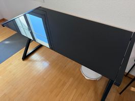 Schwarzer Glas-Schreibtisch mit stylischem Untergestell