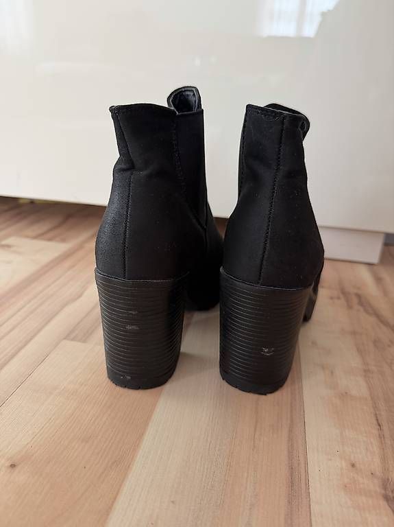 Chaussures femmes: Schwarze Stiefeletten mit Blockabsatz – D'occasion à Rorschach par Tara234 1