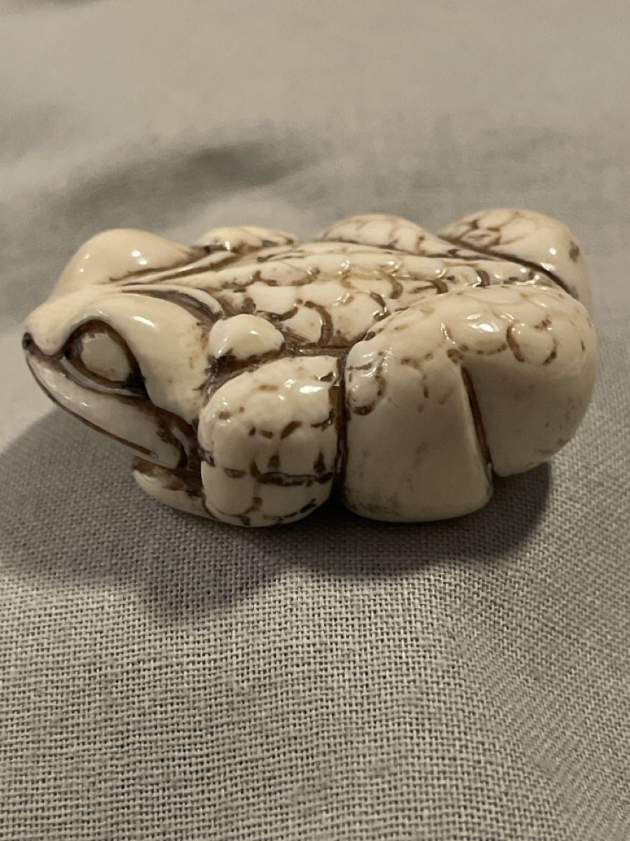 Statuette: Netsuke, liegender Frosch, signiert – Usato da Embrach venduto da Gauvain1 1