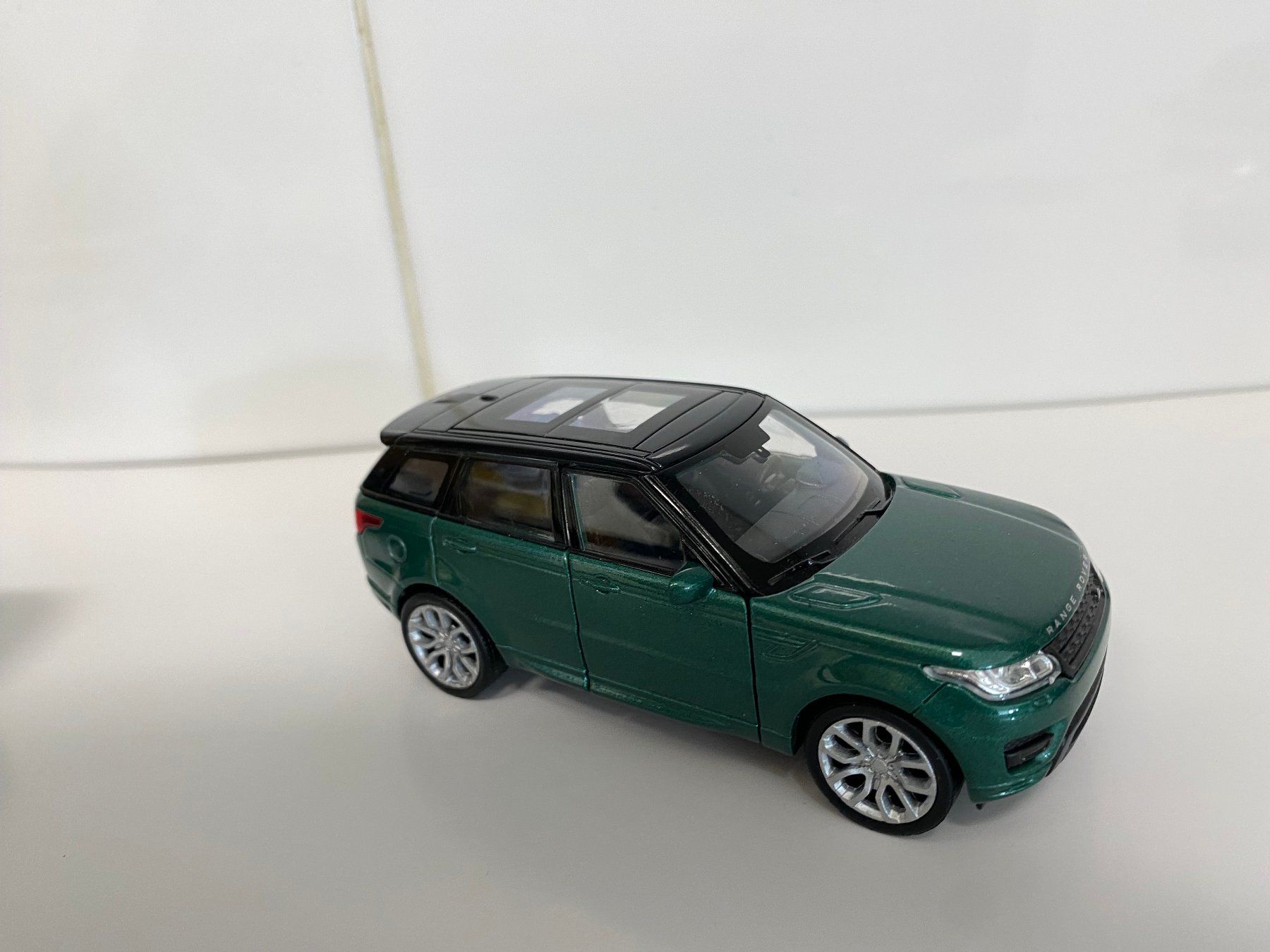 Land Rover Modellini d'auto: Range Rover Sport Welly 1:32 396 – Usato da Stäfa venduto da thebrand