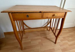 Antiker Tisch aus Massivholz, Beistelltisch m. 2 Schubladen