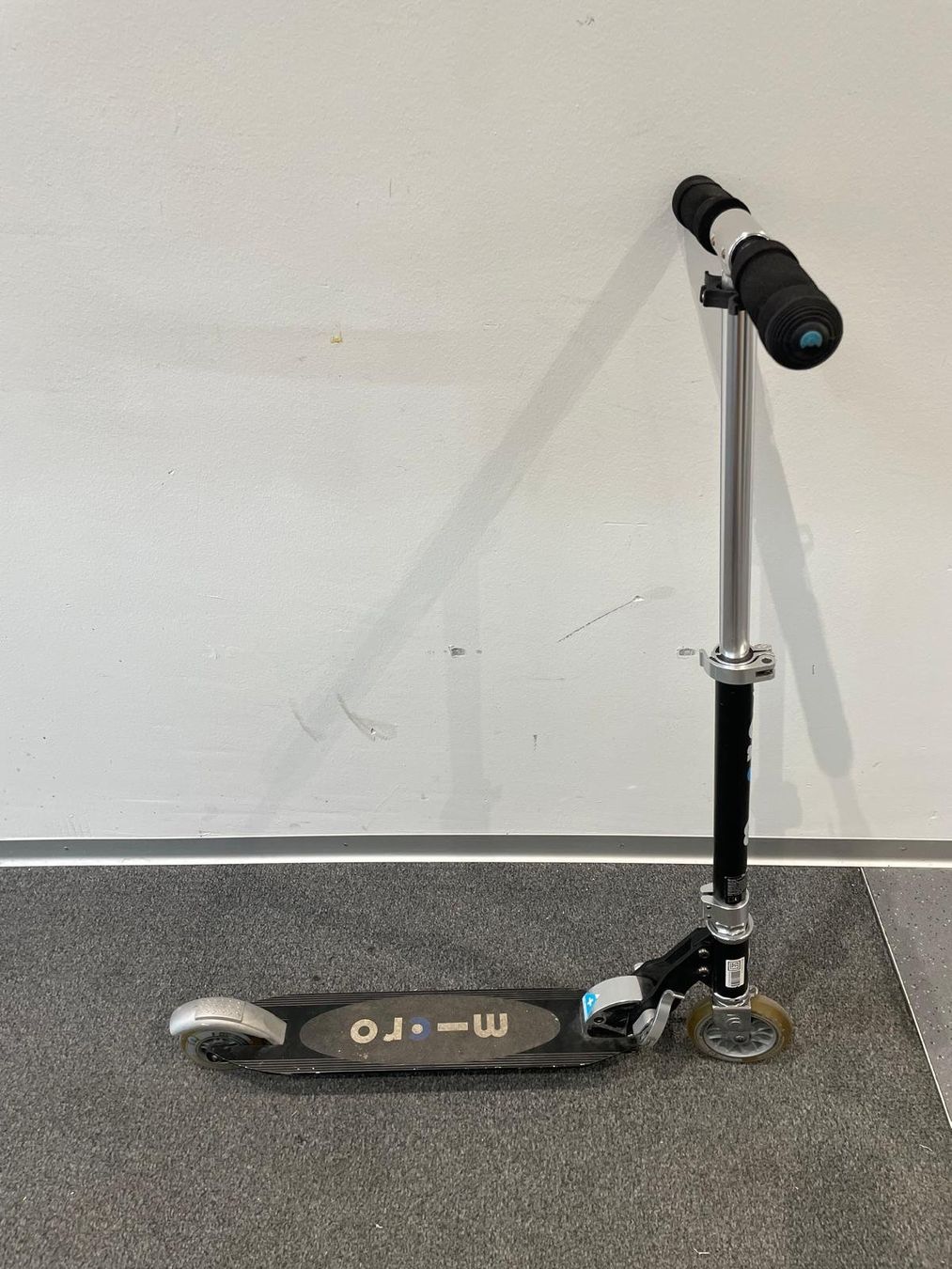 Micro Kickboard: Micro Scooter Schwarz/Silber,  klappbares Trottinett – Usato da Zürich venduto da Lia107 1