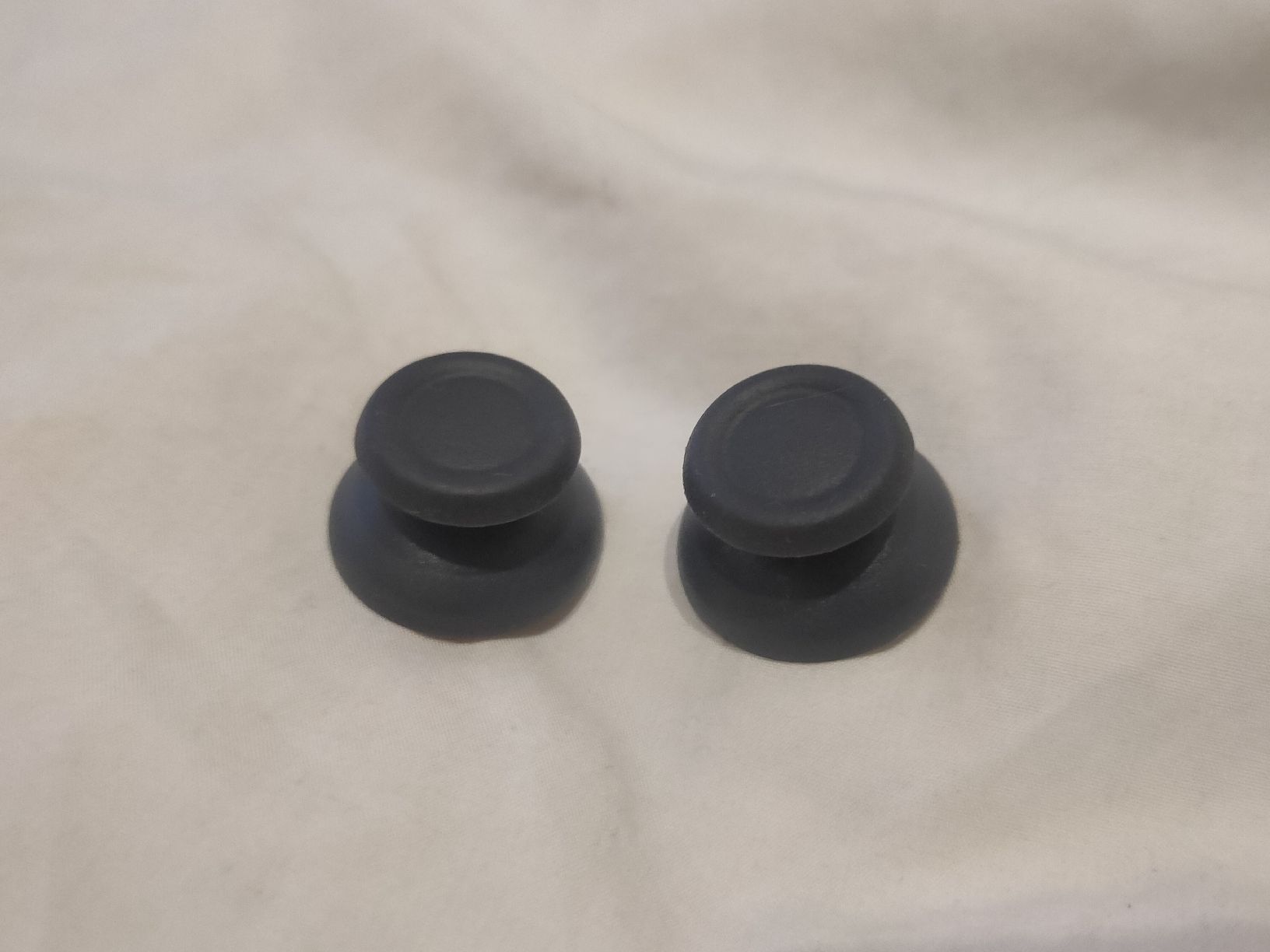 Sony Controller: 2x Controller Thumb Grips fur PS4 Dual shock 4 controller – Nuovo (secondo la descrizione) da Glattbrugg venduto da har_jgc7