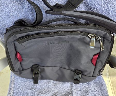 Pacsafe EXP 12'' Sling Crossbody Umhänge/Bauchtasche neu