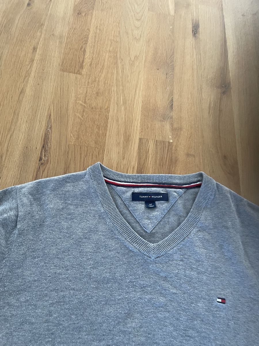 Tommy Hilfiger Maglioni & Felpe: Pullover Tommy Hilfiger V-Ausschnitt grau Grösse S – Usato da Dübendorf venduto da jlu_r7hz 1