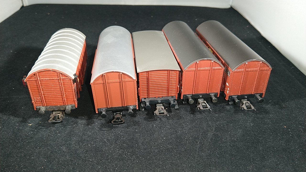 Märklin Modellini di ferrovie: 5 Gedeckte Güterwagen der DB mit Schlussleuchtenwagen – Usato da Uster venduto da Regenwurm61 1