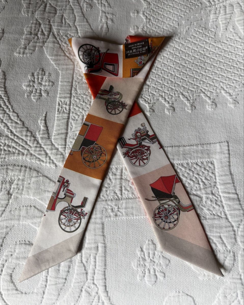 Foulard & Sciarpe: Twilly Seidentuch Hermès Paris Chiffre "Voitures" Orange – Usato da Rougemont venduto da phi_cbb8 2