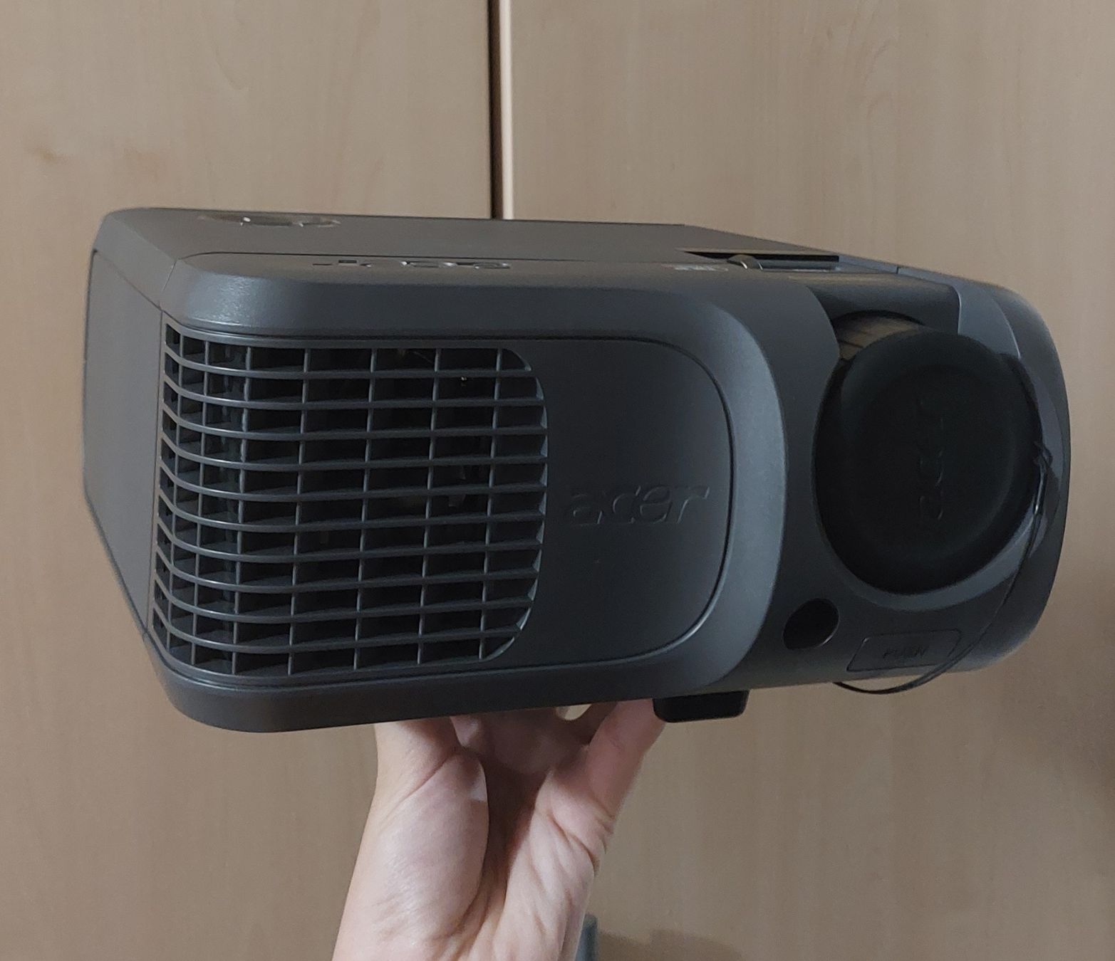 Acer Videoprojektoren: Acer Beamer + Stativ-Leinwand – Neu (gemäss Beschreibung) aus Murten von DesSellingSpace 1
