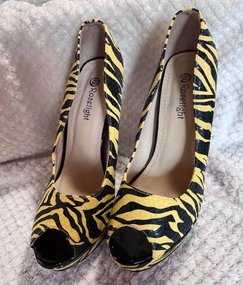 Scarpe da donna: Coole Peep Toe High Heels im Zebra Look – Nuovo (secondo la descrizione) da Flüelen venduto da Raubkatze-Achilles