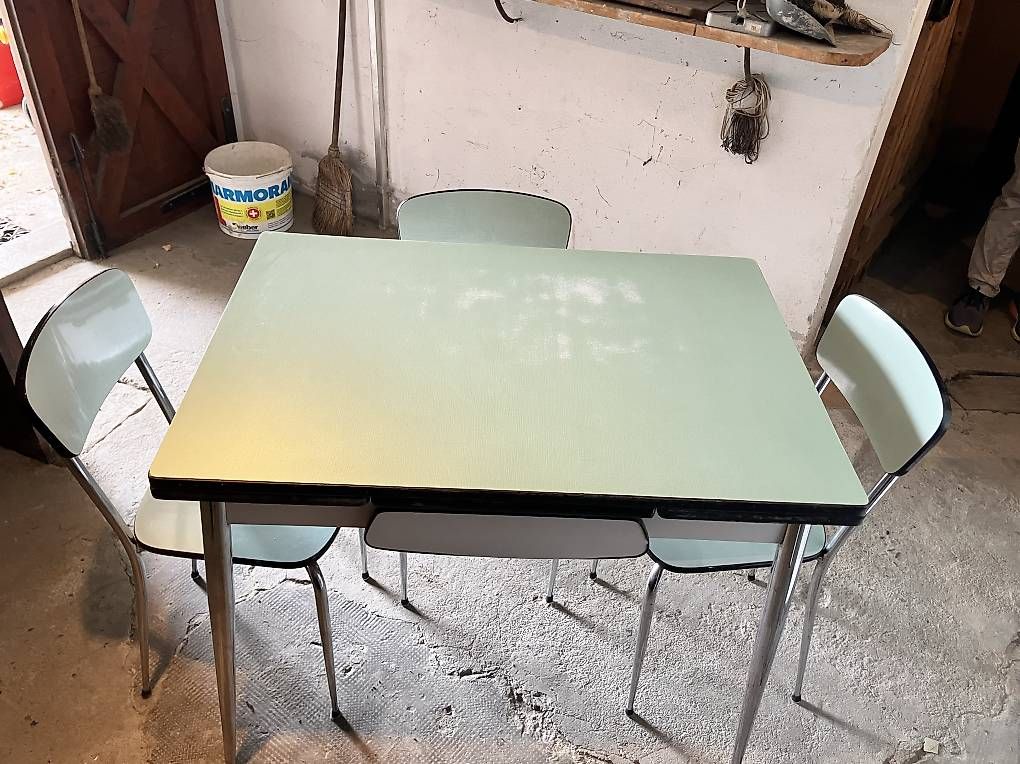 Tischset: Table en Formica avec chaises  – Gebraucht aus Cully von blondelf