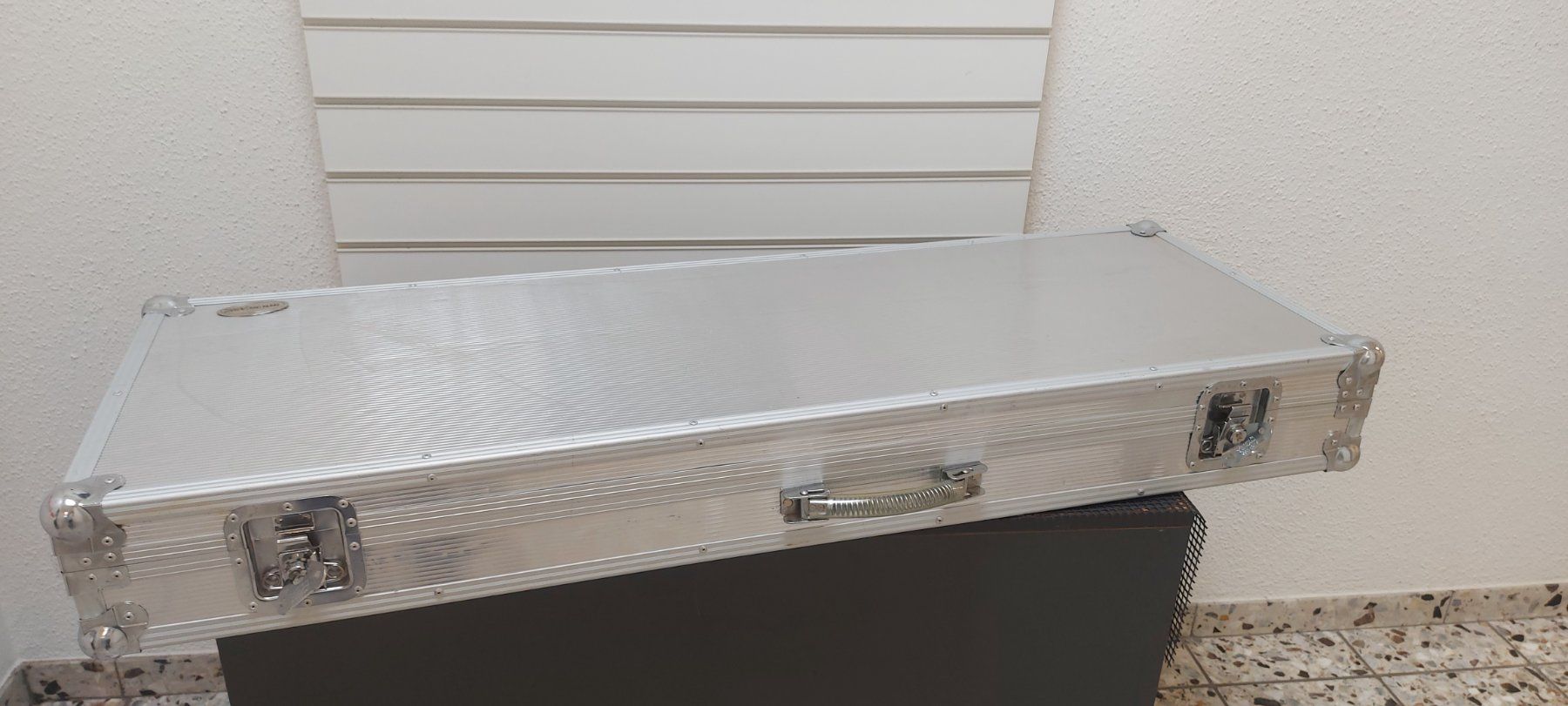 Musikinstrumente: Aluminium Flightcase für E-Bassgitarre – Gebraucht aus Glattbrugg von Swissmusik