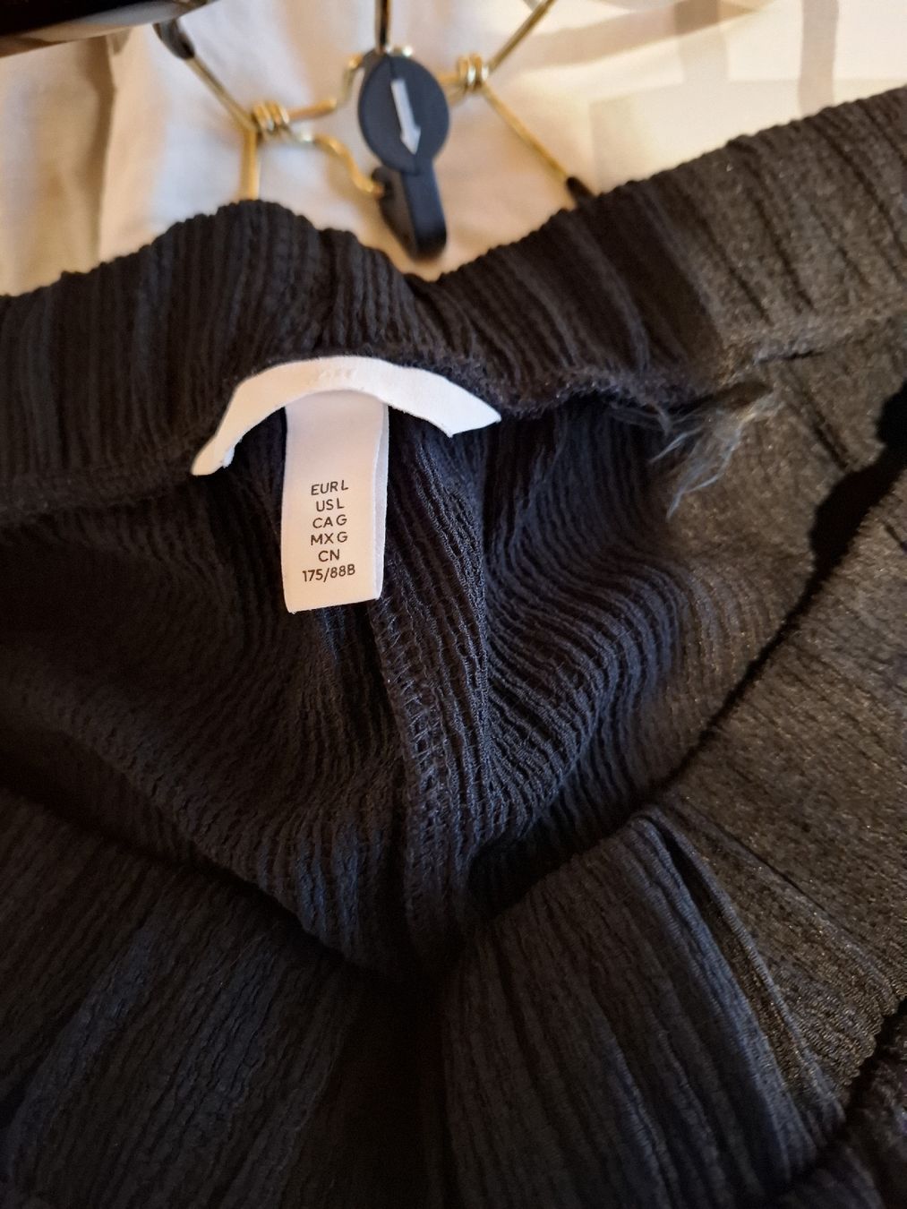 H&M Pantaloni: Schwarze Stoffhose, Grösse L – Nuovo (secondo la descrizione) da Lütisburg venduto da amerika123 3