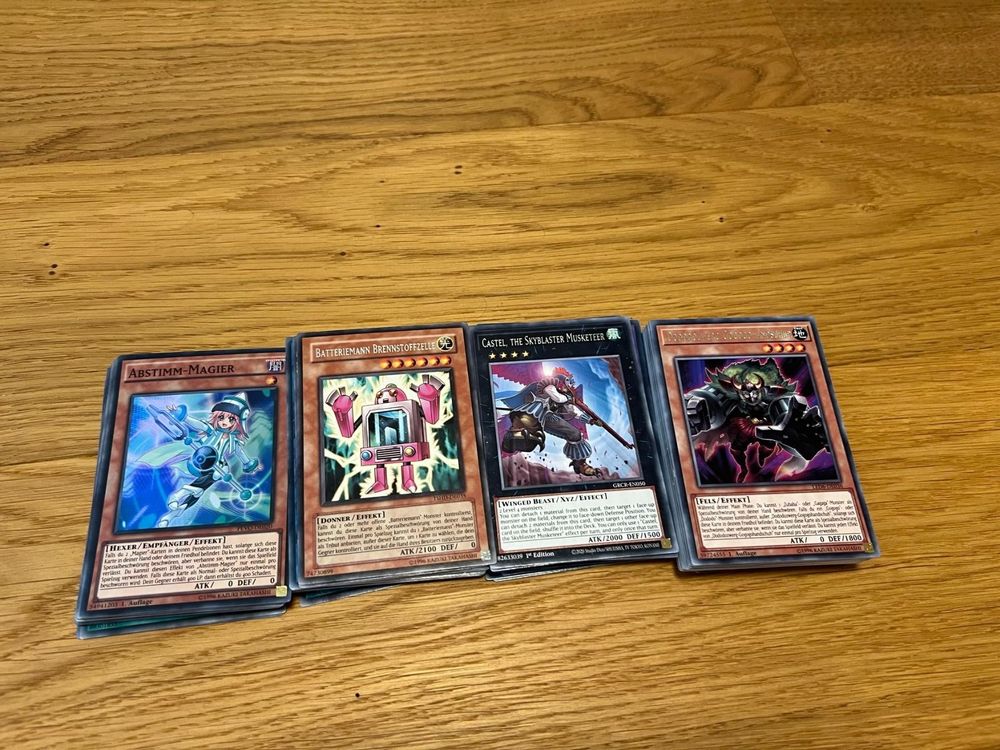 Über 450 YuGiOh! Karten (viele glänzende) Kaufen auf Ricardo