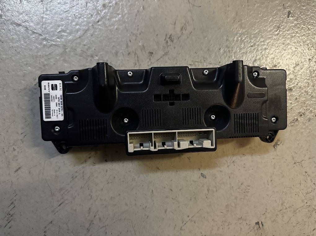 Tutti pezzi di ricambio auto: Klimabedienteil Seat Original(Climatronic) – Usato da Romanshorn venduto da Domuz-Handel 1