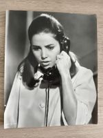 Photo noir et blanc femme au téléphone actrice?