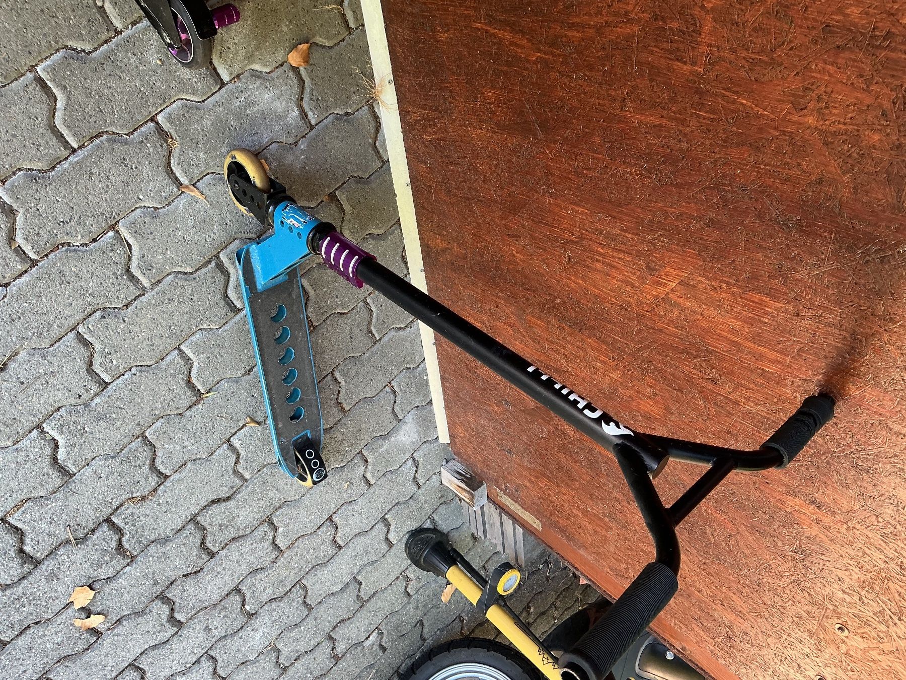 Véhicules pour enfants: Biete zwei Trottis 1 davon Chili – D'occasion à Lyss par MonKel64 1