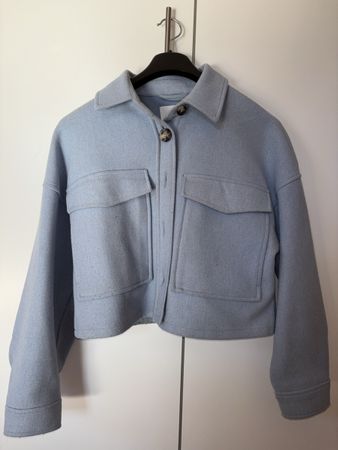 Hellblaue Übergangsjacke