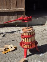 Kleine Obstpresse aus Holz und Metall rot wenig gebraucht