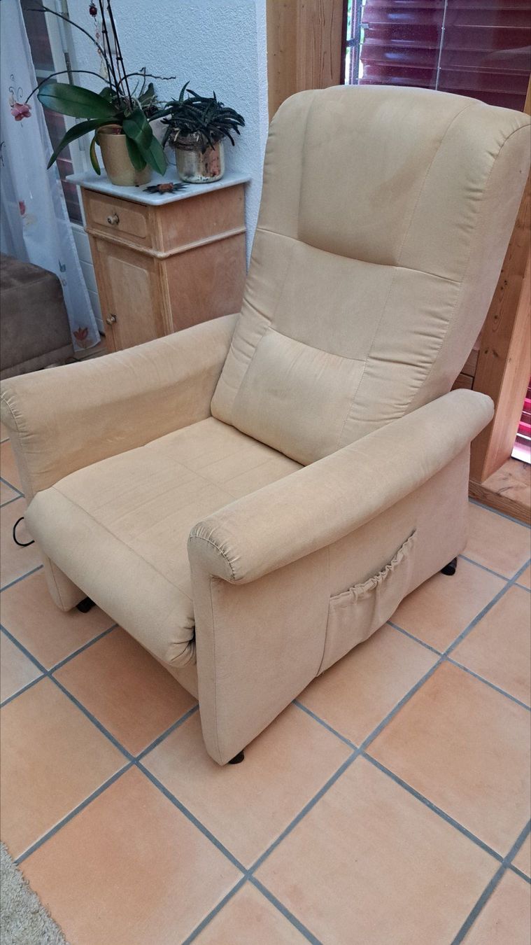 Poltrone: Sessel beige mit Massagefunktion – Usato da Russikon venduto da Oelga 1
