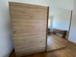 Top Kleiderschrank mit Schiebetüre und grossem Spiegel