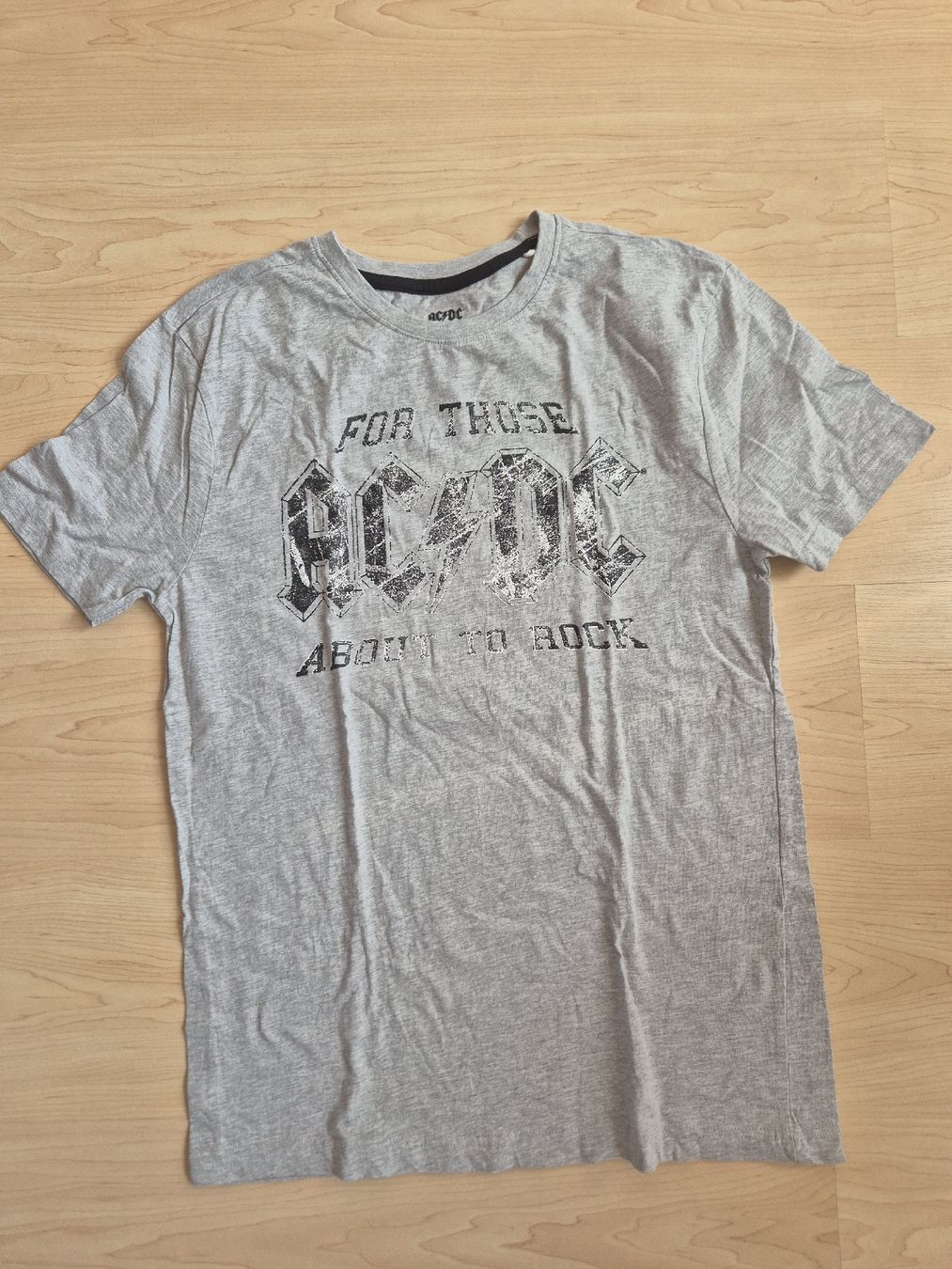 T-shirt: T Shirt AC/DC – Nuovo (secondo la descrizione) da Walkringen venduto da Levisticum