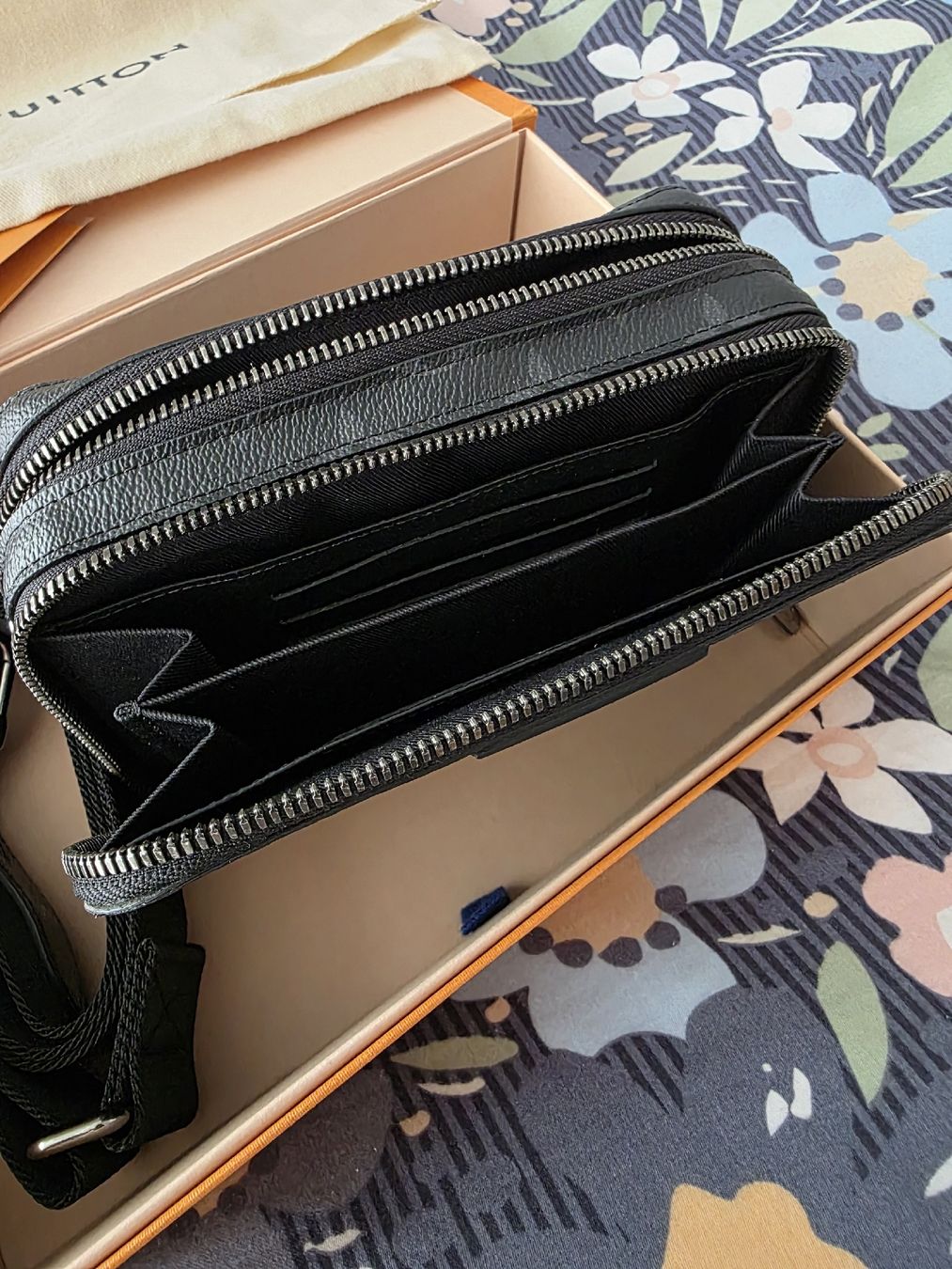 Louis Vuitton Sacs: Louis Vuitton Alpha Wearable Wallet - Monogram Eclipse – D'occasion à Oftringen par JG__4 1
