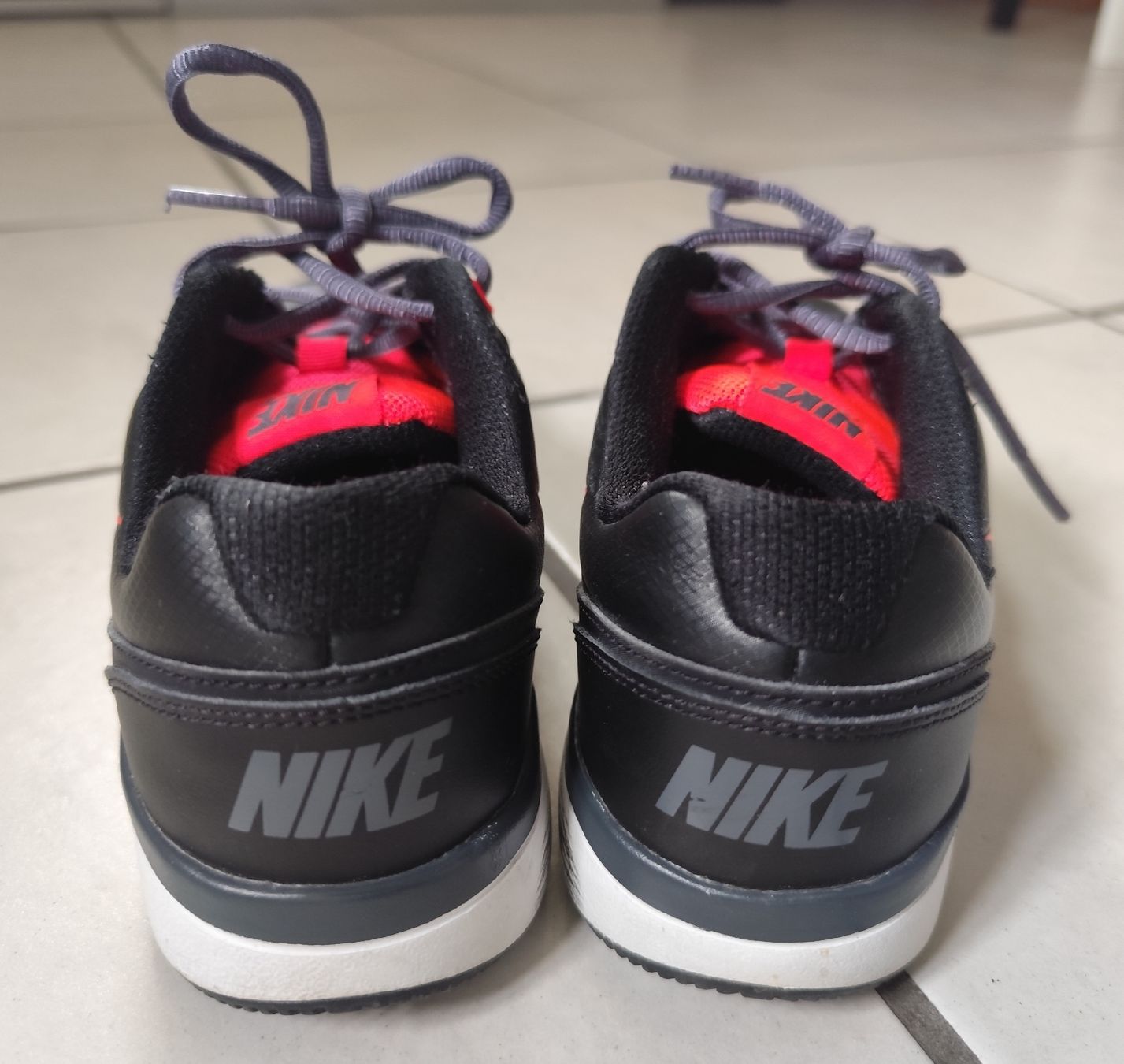 Nike Scarpe da donna: Nike Turnschuhe Gr. 37.5 – Usato da Hütten venduto da blacktea 4