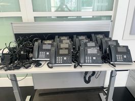 Grosse Yealink T46G & Plantronics Telefonanlage mit Headsets