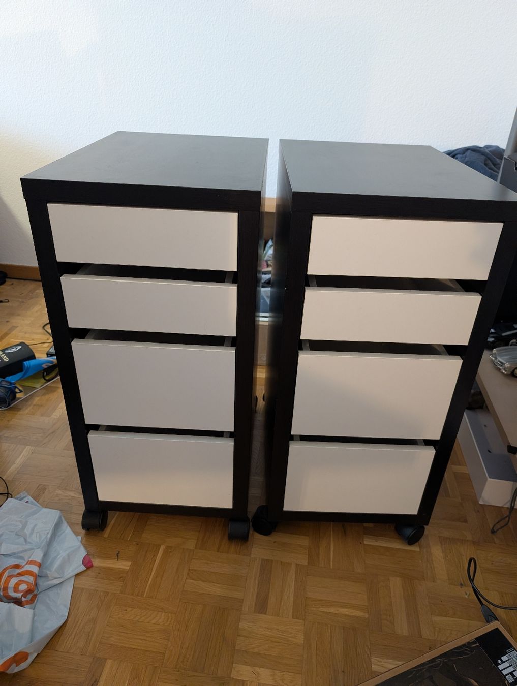 Ikea Banconi: 2 Rollcontainer mit 4 Schubladen – Schwarz/Weiss – Usato da Roggwil BE venduto da MA-4900