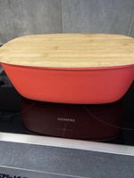Boîte à pain rouge avec couvercle en bois. État neuf!