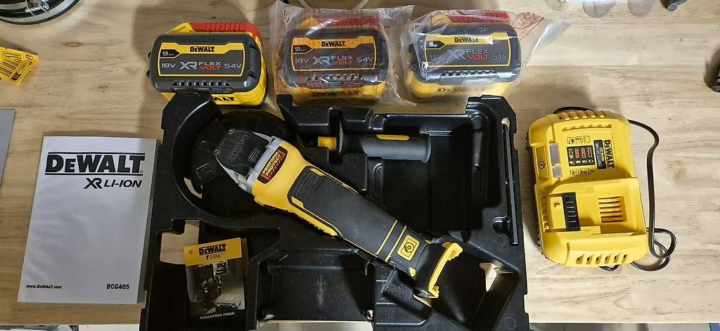 Tutte le macchine: Dewalt DCG405 Winkelschleifer mit 3x 9AH Flexvolt Akkus – Nuovo (secondo la descrizione) da Bremgarten b. Bern venduto da Oropax0