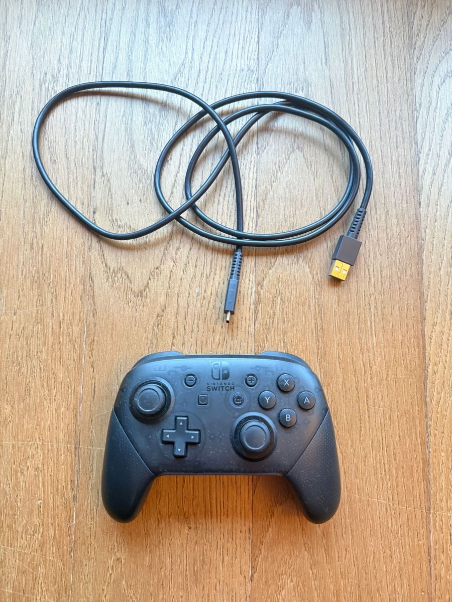 Nintendo Manettes: Pro Controller / schwarz / mit Ladekabel / Nintendo Switch – D'occasion à Läufelfingen par Seraphim13