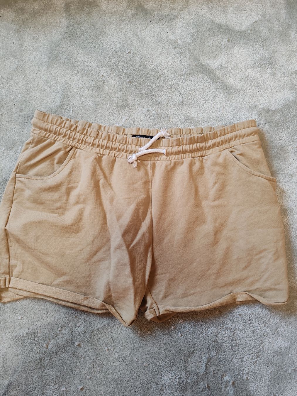 Pantaloni: Shorts Maariyah beige elastischer Bund Grösse XL  – Usato da Untervaz venduto da DoniWii1985